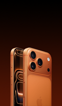 iPhone 17 Pro, kleur Kosmisch Oranje, schuin zijaanzicht van achterkant, Pro Fusion-camerasysteem in plateau aan de bovenkant, knop voor Cameraregelaar, schuin zijaanzicht van voorkant met all-screendesign, Actieknop en volumeknoppen
