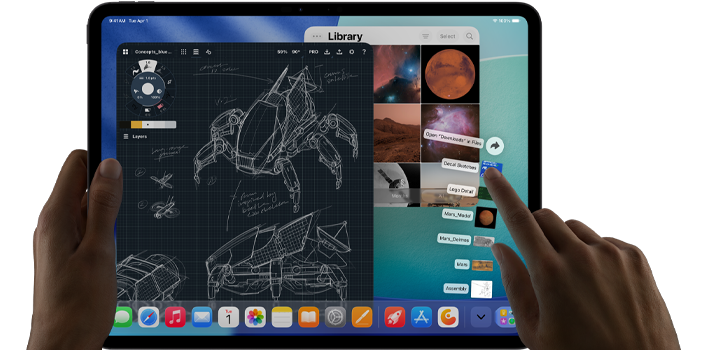 iPad Pro, kleur spacezwart, linkerhand houdt device vast, rechterhand wijst en beweegt om meerdere geopende appvensters te manipuleren, een tekentool met schetsen van mechanische ontwerpen, fotobibliotheek van planeten en ruimteafbeeldingen, bestanden in de downloadmap waaieren uit