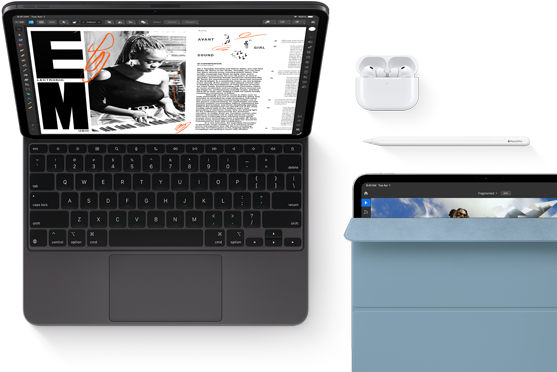 Vooraanzicht van iPad Pro bevestigd aan Magic Keyboard, spacezwart, afgeronde hoeken, zwarte rand rond display, opengeklapt, display met een app om artikelen te bewerken met tekst en een foto van een vrouw die muziek afspeelt, AirPods 4 in een geopende case, blauwe Smart Folio-cover om iPad Pro met Apple Pencil Pro die op het device ligt, cover is deels opengeklapt en laat het display zien