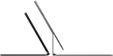 2 iPad Pro-devices bevestigd aan Magic Keyboard, zijaanzicht, dun profiel, kleur spacezwart met speakers en USB‑C-poort, half open gekanteld, kleur zilver, open, achterover gekanteld met het zwevende design van het toetsenbord, speakers en microfoon