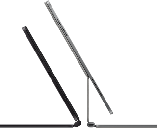 2 iPad Pro-devices bevestigd aan Magic Keyboard, zijaanzicht, dun profiel, kleur spacezwart met speakers en USB‑C-poort, half open gekanteld, kleur zilver, open, achterover gekanteld met het zwevende design van het toetsenbord, speakers en microfoon